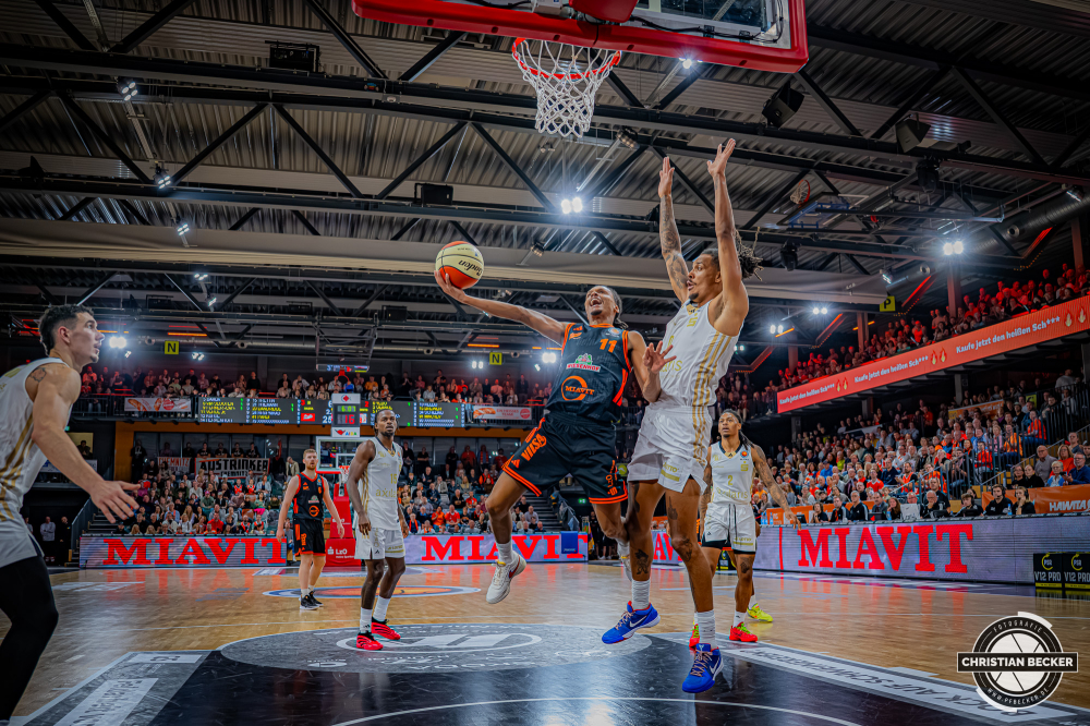 1. Basketball Bundesliga, easyCredit BBL, Saison 2025/2026, Herren, Pokal. Achtelfinale, 19.10.2025, RASTA Vechta - NINERS Chemnitz
Alonzo Verge (#11 - RASTA Vechta) beim Korbleger
Schlüsselwörter: 1. Bundesliga;19.10.2025;Achtelfinale;BBL;Basketball;Chemnitz;NINERS;Pokal;RASTA;RASTA Dome;Saison 2025/2026;Vechta;easycredit