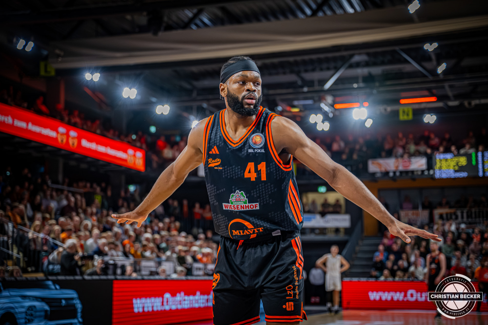 1. Basketball Bundesliga, easyCredit BBL, Saison 2025/2026, Herren, Pokal. Achtelfinale, 19.10.2025, RASTA Vechta - NINERS Chemnitz
Lloyd Pandi (#41 - RASTA Vechta) w&auml;hrend der Partie
Schlüsselwörter: 1. Bundesliga;19.10.2025;Achtelfinale;BBL;Basketball;Chemnitz;NINERS;Pokal;RASTA;RASTA Dome;Saison 2025/2026;Vechta;easycredit