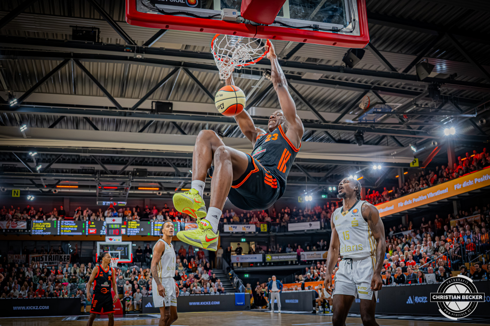 1. Basketball Bundesliga, easyCredit BBL, Saison 2025/2026, Herren, Pokal. Achtelfinale, 19.10.2025, RASTA Vechta - NINERS Chemnitz
Malcolm Dandridge (#23 - RASTA Vechta) beim Dunk
Schlüsselwörter: 1. Bundesliga;19.10.2025;Achtelfinale;BBL;Basketball;Chemnitz;NINERS;Pokal;RASTA;RASTA Dome;Saison 2025/2026;Vechta;easycredit