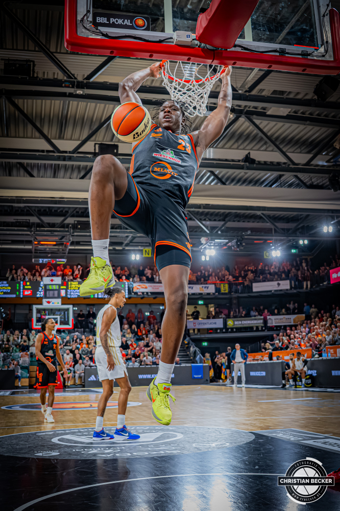 1. Basketball Bundesliga, easyCredit BBL, Saison 2025/2026, Herren, Pokal. Achtelfinale, 19.10.2025, RASTA Vechta - NINERS Chemnitz
Malcolm Dandridge (#23 - RASTA Vechta) beim Dunk
Schlüsselwörter: 1. Bundesliga;19.10.2025;Achtelfinale;BBL;Basketball;Chemnitz;NINERS;Pokal;RASTA;RASTA Dome;Saison 2025/2026;Vechta;easycredit