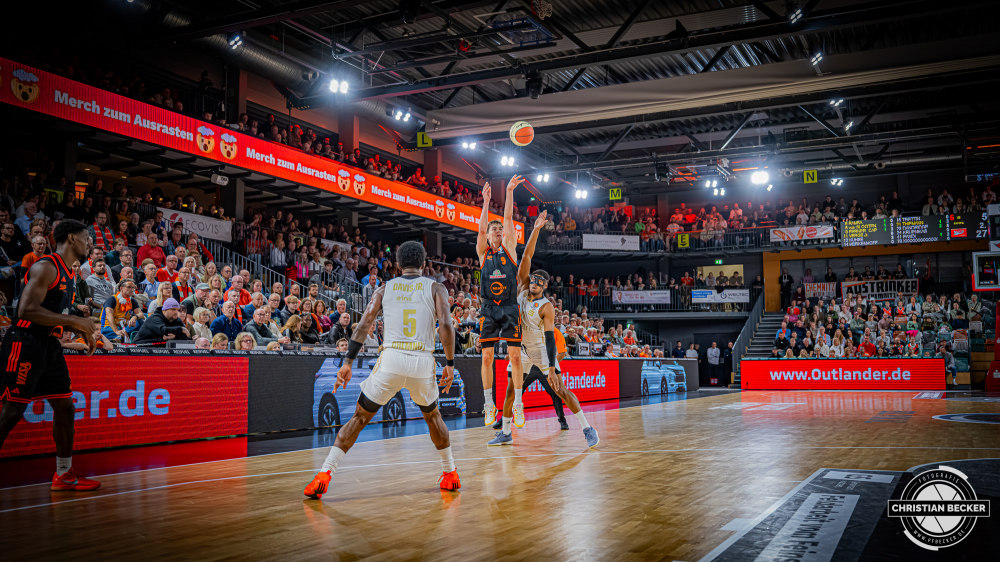 1. Basketball Bundesliga, easyCredit BBL, Saison 2025/2026, Herren, Pokal. Achtelfinale, 19.10.2025, RASTA Vechta - NINERS Chemnitz
Joschka Ferner (#9 - RASTA Vechta) beim Jumpshot
Schlüsselwörter: 1. Bundesliga;19.10.2025;Achtelfinale;BBL;Basketball;Chemnitz;NINERS;Pokal;RASTA;RASTA Dome;Saison 2025/2026;Vechta;easycredit