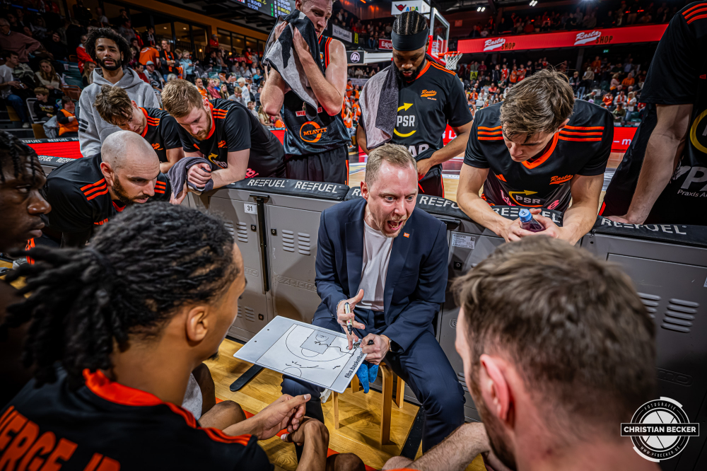 1. Basketball Bundesliga, easyCredit BBL, Saison 2025/2026, Herren, Pokal. Achtelfinale, 19.10.2025, RASTA Vechta - NINERS Chemnitz
Christian Held (Head-Coach - RASTA Vechta) w&auml;hrend der Partie
Schlüsselwörter: 1. Bundesliga;19.10.2025;Achtelfinale;BBL;Basketball;Chemnitz;NINERS;Pokal;RASTA;RASTA Dome;Saison 2025/2026;Vechta;easycredit