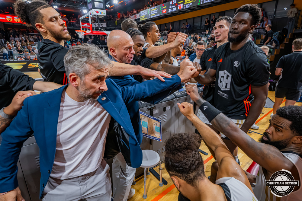 1. Basketball Bundesliga, easyCredit BBL, Saison 2025/2026, Herren, Pokal. Achtelfinale, 19.10.2025, RASTA Vechta - NINERS Chemnitz
Das Team der NINERS Chemnitz w&auml;hrend der Partie
Schlüsselwörter: 1. Bundesliga;19.10.2025;Achtelfinale;BBL;Basketball;Chemnitz;NINERS;Pokal;RASTA;RASTA Dome;Saison 2025/2026;Vechta;easycredit