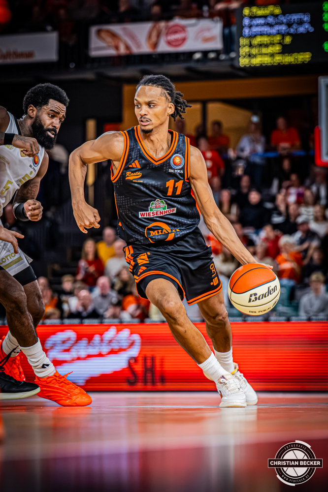 1. Basketball Bundesliga, easyCredit BBL, Saison 2025/2026, Herren, Pokal. Achtelfinale, 19.10.2025, RASTA Vechta - NINERS Chemnitz
Alonzo Verge (#11 - RASTA Vechta) in Aktion
Schlüsselwörter: 1. Bundesliga;19.10.2025;Achtelfinale;BBL;Basketball;Chemnitz;NINERS;Pokal;RASTA;RASTA Dome;Saison 2025/2026;Vechta;easycredit