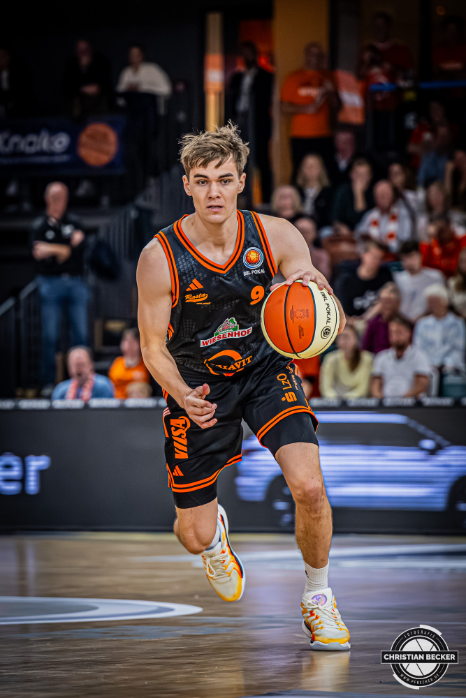 1. Basketball Bundesliga, easyCredit BBL, Saison 2025/2026, Herren, Pokal. Achtelfinale, 19.10.2025, RASTA Vechta - NINERS Chemnitz
Joschka Ferner (#9 - RASTA Vechta) in Aktion
Schlüsselwörter: 1. Bundesliga;19.10.2025;Achtelfinale;BBL;Basketball;Chemnitz;NINERS;Pokal;RASTA;RASTA Dome;Saison 2025/2026;Vechta;easycredit