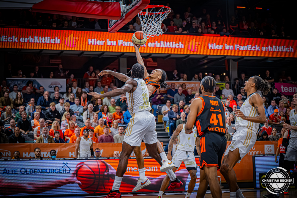 1. Basketball Bundesliga, easyCredit BBL, Saison 2025/2026, Herren, Pokal. Achtelfinale, 19.10.2025, RASTA Vechta - NINERS Chemnitz
Alonzo Verge (#11 - RASTA Vechta) beim Korbleger
Schlüsselwörter: 1. Bundesliga;19.10.2025;Achtelfinale;BBL;Basketball;Chemnitz;NINERS;Pokal;RASTA;RASTA Dome;Saison 2025/2026;Vechta;easycredit