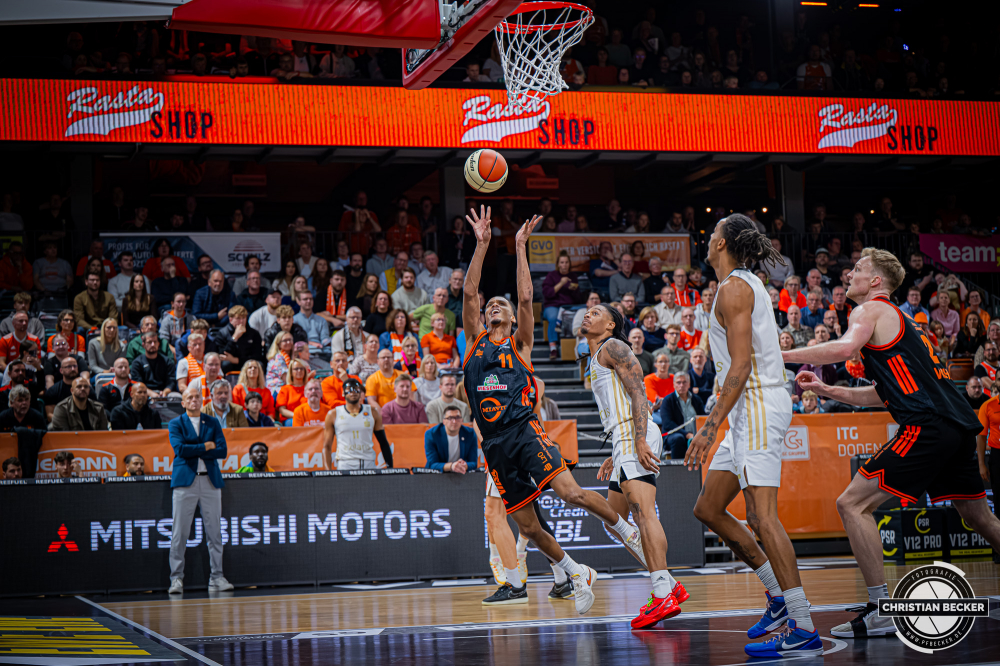 1. Basketball Bundesliga, easyCredit BBL, Saison 2025/2026, Herren, Pokal. Achtelfinale, 19.10.2025, RASTA Vechta - NINERS Chemnitz
Alonzo Verge (#11 - RASTA Vechta) beim Korbleger
Schlüsselwörter: 1. Bundesliga;19.10.2025;Achtelfinale;BBL;Basketball;Chemnitz;NINERS;Pokal;RASTA;RASTA Dome;Saison 2025/2026;Vechta;easycredit