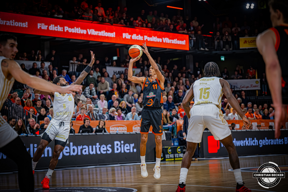 1. Basketball Bundesliga, easyCredit BBL, Saison 2025/2026, Herren, Pokal. Achtelfinale, 19.10.2025, RASTA Vechta - NINERS Chemnitz
Alonzo Verge (#11 - RASTA Vechta) beim Jumpshot
Schlüsselwörter: 1. Bundesliga;19.10.2025;Achtelfinale;BBL;Basketball;Chemnitz;NINERS;Pokal;RASTA;RASTA Dome;Saison 2025/2026;Vechta;easycredit