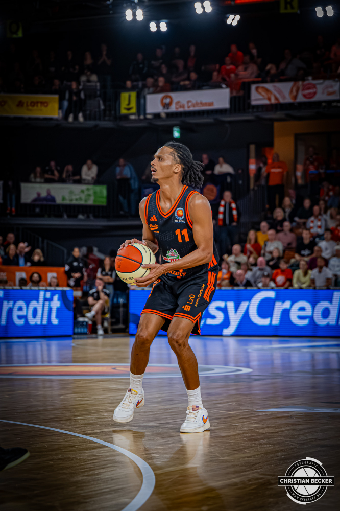 1. Basketball Bundesliga, easyCredit BBL, Saison 2025/2026, Herren, Pokal. Achtelfinale, 19.10.2025, RASTA Vechta - NINERS Chemnitz
Alonzo Verge (#11 - RASTA Vechta) in Aktion
Schlüsselwörter: 1. Bundesliga;19.10.2025;Achtelfinale;BBL;Basketball;Chemnitz;NINERS;Pokal;RASTA;RASTA Dome;Saison 2025/2026;Vechta;easycredit