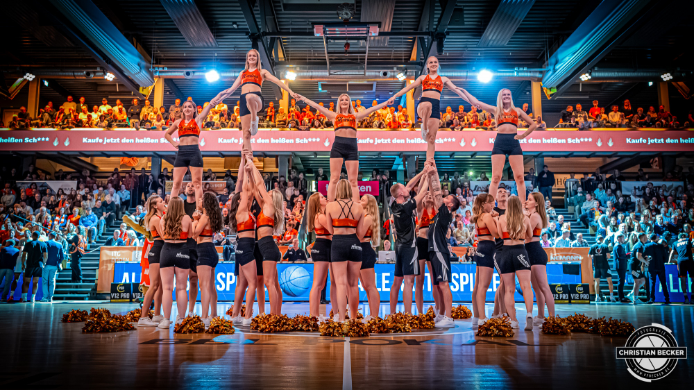 1. Basketball Bundesliga, easyCredit BBL, Saison 2025/2026, Herren, Pokal. Achtelfinale, 19.10.2025, RASTA Vechta - NINERS Chemnitz
Marleys (Cheerleader - RASTA Vechta) w&auml;hrend der Partie
Schlüsselwörter: 1. Bundesliga;19.10.2025;Achtelfinale;BBL;Basketball;Chemnitz;NINERS;Pokal;RASTA;RASTA Dome;Saison 2025/2026;Vechta;easycredit