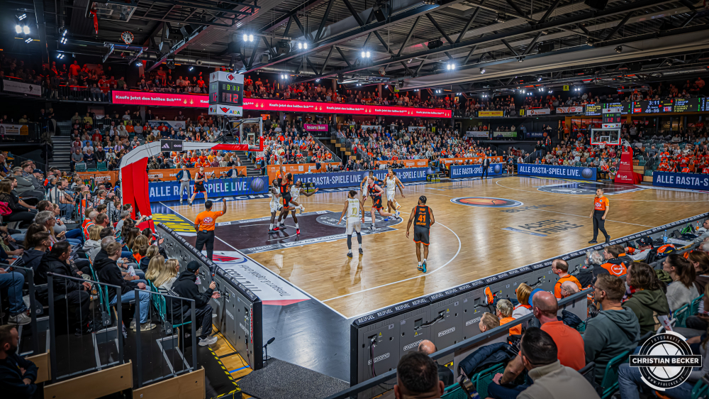 1. Basketball Bundesliga, easyCredit BBL, Saison 2025/2026, Herren, Pokal. Achtelfinale, 19.10.2025, RASTA Vechta - NINERS Chemnitz
Alonzo Verge (#11 - RASTA Vechta) beim Korbleger
Schlüsselwörter: 1. Bundesliga;19.10.2025;Achtelfinale;BBL;Basketball;Chemnitz;NINERS;Pokal;RASTA;RASTA Dome;Saison 2025/2026;Vechta;easycredit