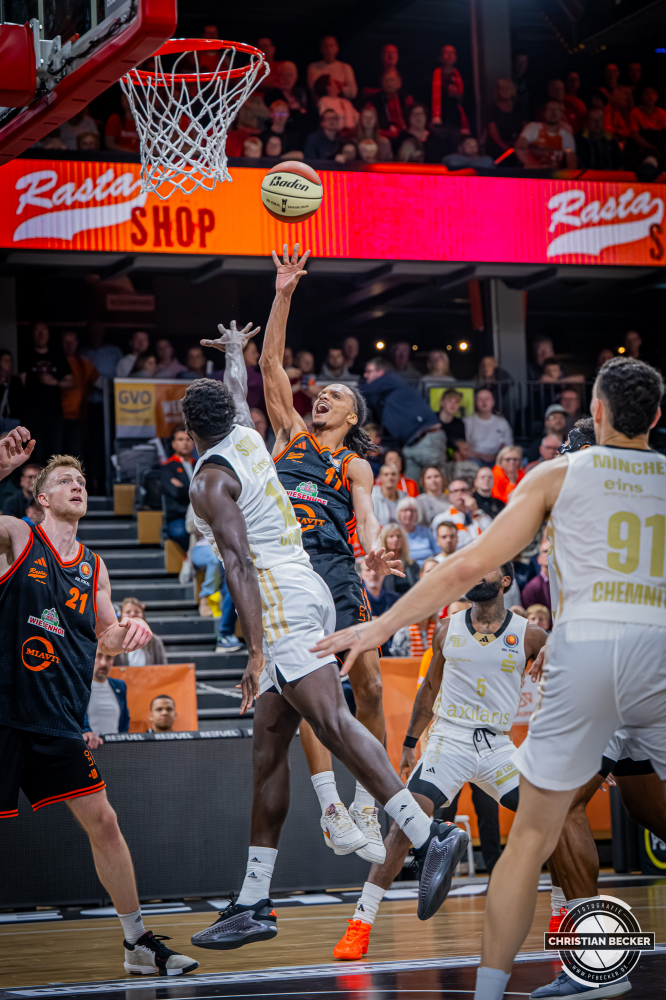 1. Basketball Bundesliga, easyCredit BBL, Saison 2025/2026, Herren, Pokal. Achtelfinale, 19.10.2025, RASTA Vechta - NINERS Chemnitz
Alonzo Verge (#11 - RASTA Vechta) beim Korbleger
Schlüsselwörter: 1. Bundesliga;19.10.2025;Achtelfinale;BBL;Basketball;Chemnitz;NINERS;Pokal;RASTA;RASTA Dome;Saison 2025/2026;Vechta;easycredit