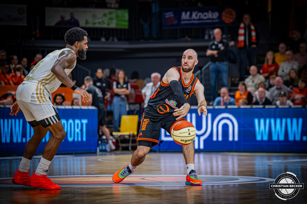 1. Basketball Bundesliga, easyCredit BBL, Saison 2025/2026, Herren, Pokal. Achtelfinale, 19.10.2025, RASTA Vechta - NINERS Chemnitz
Tommy Kuhse (#12 - RASTA Vechta) w&auml;hrend der Partie
Schlüsselwörter: 1. Bundesliga;19.10.2025;Achtelfinale;BBL;Basketball;Chemnitz;NINERS;Pokal;RASTA;RASTA Dome;Saison 2025/2026;Vechta;easycredit