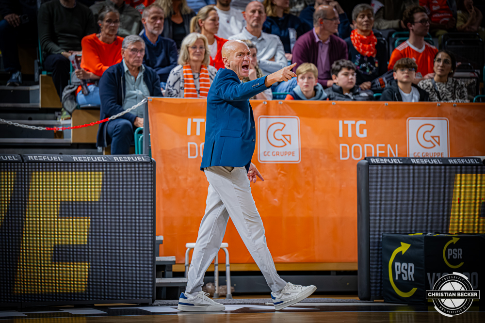 1. Basketball Bundesliga, easyCredit BBL, Saison 2025/2026, Herren, Pokal. Achtelfinale, 19.10.2025, RASTA Vechta - NINERS Chemnitz
Rodrigo Pastore (Head Coach - NINERS Chemnitz) w&auml;hrend der Partie
Schlüsselwörter: 1. Bundesliga;19.10.2025;Achtelfinale;BBL;Basketball;Chemnitz;NINERS;Pokal;RASTA;RASTA Dome;Saison 2025/2026;Vechta;easycredit