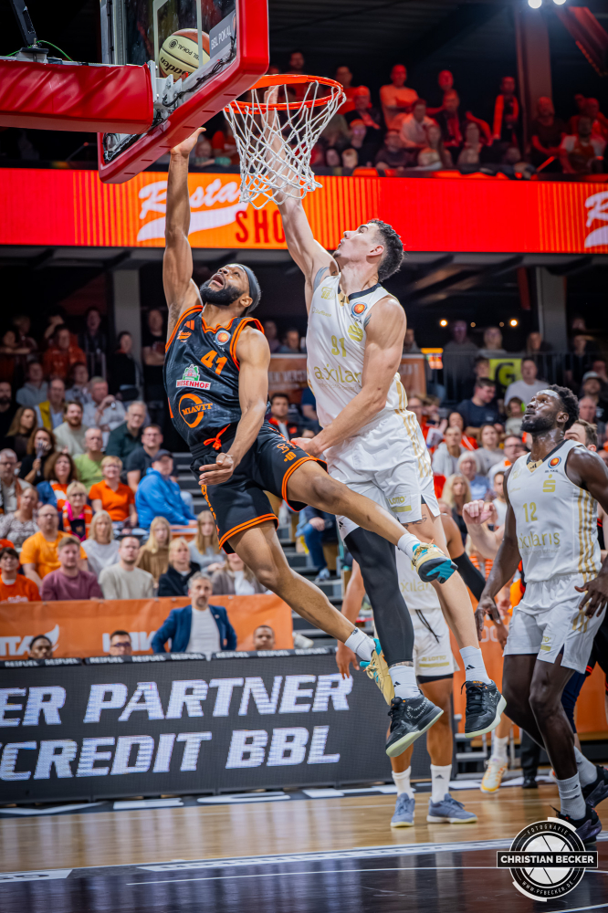 1. Basketball Bundesliga, easyCredit BBL, Saison 2025/2026, Herren, Pokal. Achtelfinale, 19.10.2025, RASTA Vechta - NINERS Chemnitz
Lloyd Pandi (#41 - RASTA Vechta) beim Korbleger
Schlüsselwörter: 1. Bundesliga;19.10.2025;Achtelfinale;BBL;Basketball;Chemnitz;NINERS;Pokal;RASTA;RASTA Dome;Saison 2025/2026;Vechta;easycredit