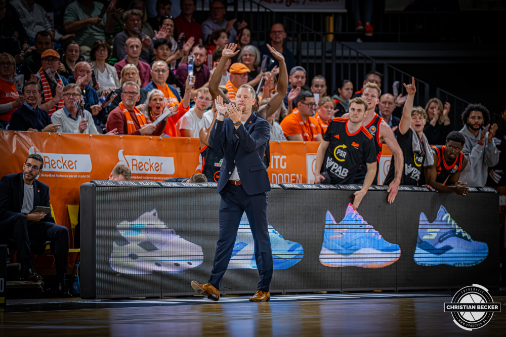 1. Basketball Bundesliga, easyCredit BBL, Saison 2025/2026, Herren, Pokal. Achtelfinale, 19.10.2025, RASTA Vechta - NINERS Chemnitz
Christian Held (Head-Coach - RASTA Vechta) w&auml;hrend der Partie
Schlüsselwörter: 1. Bundesliga;19.10.2025;Achtelfinale;BBL;Basketball;Chemnitz;NINERS;Pokal;RASTA;RASTA Dome;Saison 2025/2026;Vechta;easycredit