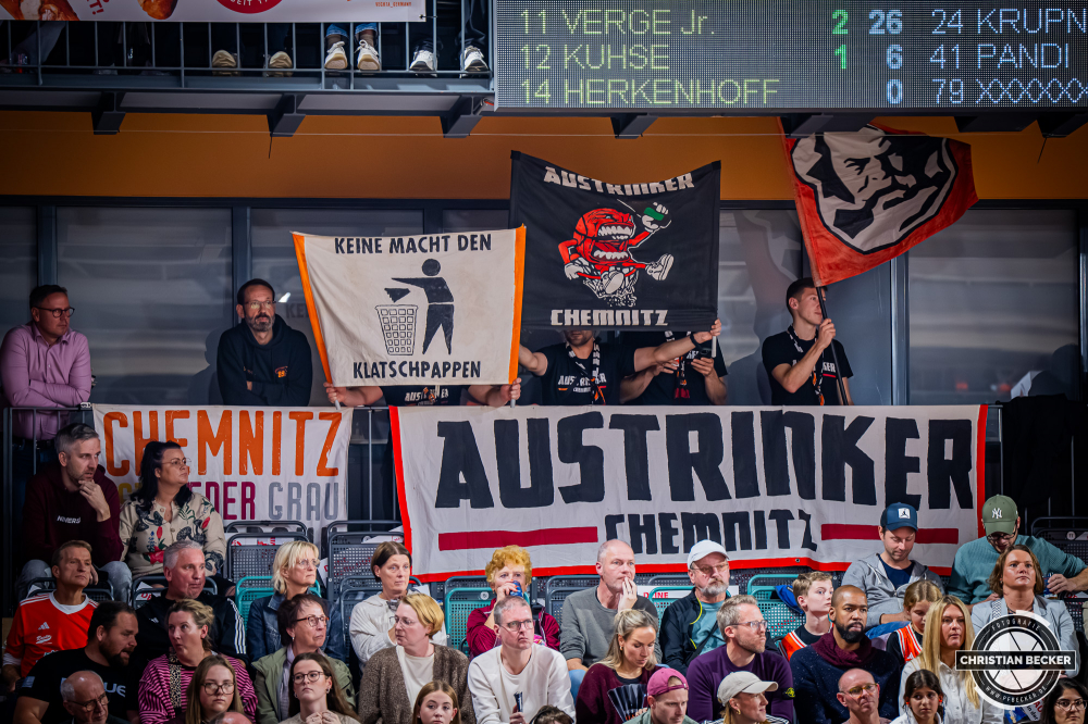 1. Basketball Bundesliga, easyCredit BBL, Saison 2025/2026, Herren, Pokal. Achtelfinale, 19.10.2025, RASTA Vechta - NINERS Chemnitz
Die Fans der NINERS Chemnitz w&auml;hrend der Partie
Schlüsselwörter: 1. Bundesliga;19.10.2025;Achtelfinale;BBL;Basketball;Chemnitz;NINERS;Pokal;RASTA;RASTA Dome;Saison 2025/2026;Vechta;easycredit