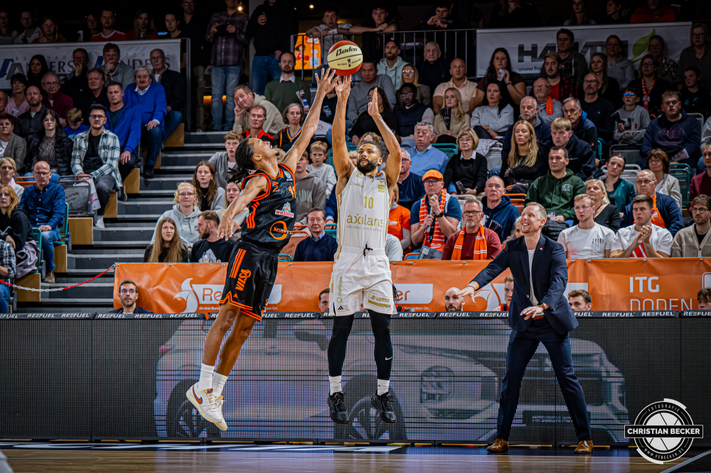 1. Basketball Bundesliga, easyCredit BBL, Saison 2025/2026, Herren, Pokal. Achtelfinale, 19.10.2025, RASTA Vechta - NINERS Chemnitz
Kaza Kajami-Keane (#10 - NINERS Chemnitz) beim Jumpshot
Schlüsselwörter: 1. Bundesliga;19.10.2025;Achtelfinale;BBL;Basketball;Chemnitz;NINERS;Pokal;RASTA;RASTA Dome;Saison 2025/2026;Vechta;easycredit