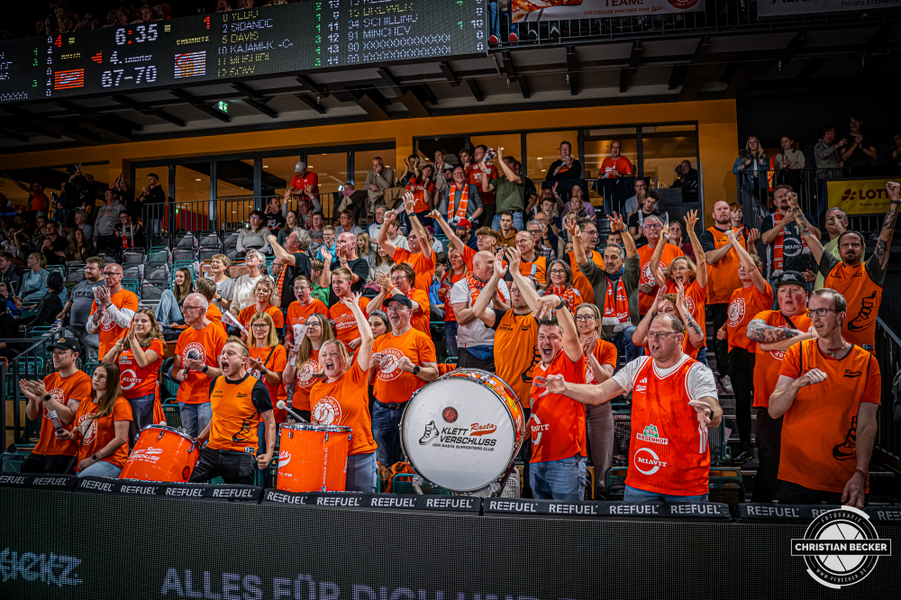 1. Basketball Bundesliga, easyCredit BBL, Saison 2025/2026, Herren, Pokal. Achtelfinale, 19.10.2025, RASTA Vechta - NINERS Chemnitz
Klettverschluss (Fanclub - RASTA Vechta) w&auml;hrend der Partie
Schlüsselwörter: 1. Bundesliga;19.10.2025;Achtelfinale;BBL;Basketball;Chemnitz;NINERS;Pokal;RASTA;RASTA Dome;Saison 2025/2026;Vechta;easycredit
