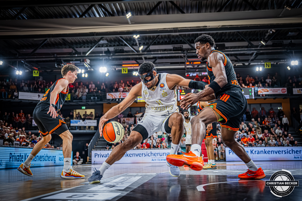 1. Basketball Bundesliga, easyCredit BBL, Saison 2025/2026, Herren, Pokal. Achtelfinale, 19.10.2025, RASTA Vechta - NINERS Chemnitz
Kostja Mushidi (#11 - NINERS Chemnitz) in Aktion
Schlüsselwörter: 1. Bundesliga;19.10.2025;Achtelfinale;BBL;Basketball;Chemnitz;NINERS;Pokal;RASTA;RASTA Dome;Saison 2025/2026;Vechta;easycredit