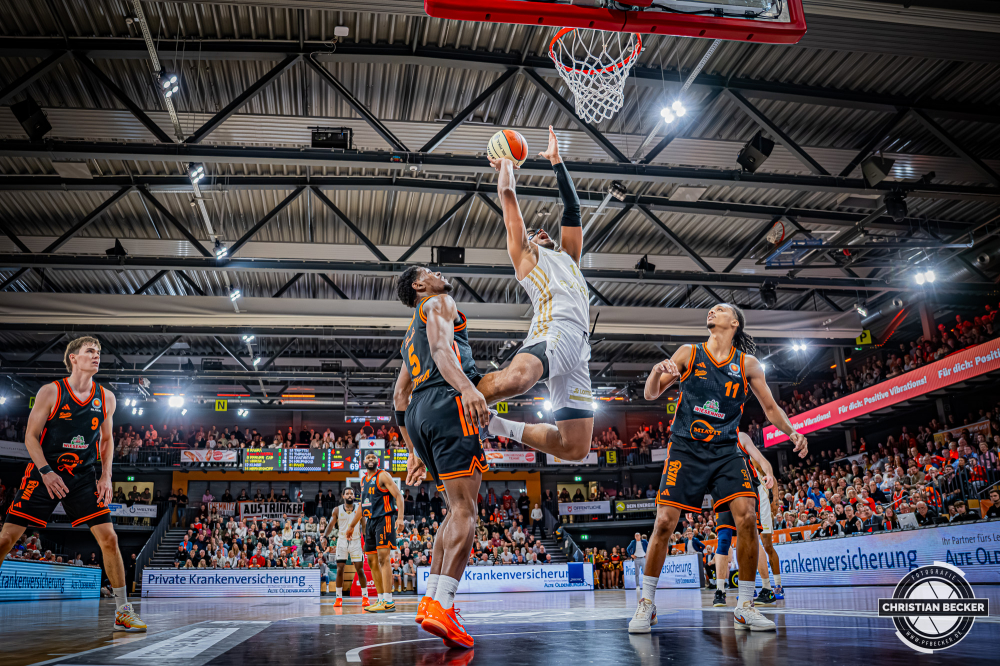 1. Basketball Bundesliga, easyCredit BBL, Saison 2025/2026, Herren, Pokal. Achtelfinale, 19.10.2025, RASTA Vechta - NINERS Chemnitz
Kostja Mushidi (#11 - NINERS Chemnitz) beim Korbleger
Schlüsselwörter: 1. Bundesliga;19.10.2025;Achtelfinale;BBL;Basketball;Chemnitz;NINERS;Pokal;RASTA;RASTA Dome;Saison 2025/2026;Vechta;easycredit