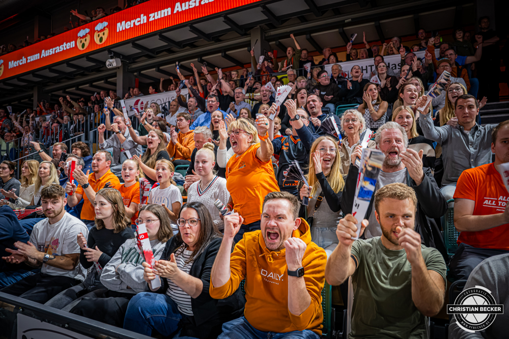 1. Basketball Bundesliga, easyCredit BBL, Saison 2025/2026, Herren, Pokal. Achtelfinale, 19.10.2025, RASTA Vechta - NINERS Chemnitz
Die Fans von RASTA Vechta zeigt Emotionen w&auml;hrend der Partie
Schlüsselwörter: 1. Bundesliga;19.10.2025;Achtelfinale;BBL;Basketball;Chemnitz;NINERS;Pokal;RASTA;RASTA Dome;Saison 2025/2026;Vechta;easycredit