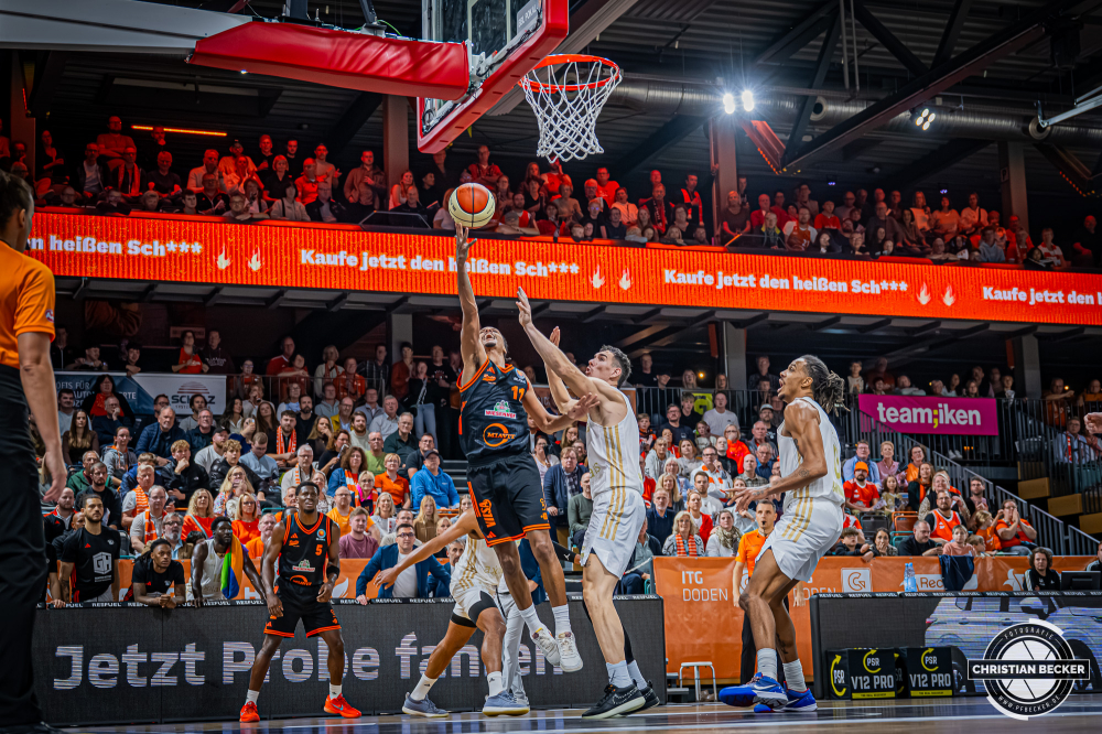 1. Basketball Bundesliga, easyCredit BBL, Saison 2025/2026, Herren, Pokal. Achtelfinale, 19.10.2025, RASTA Vechta - NINERS Chemnitz
Alonzo Verge (#11 - RASTA Vechta) beim Korbleger
Schlüsselwörter: 1. Bundesliga;19.10.2025;Achtelfinale;BBL;Basketball;Chemnitz;NINERS;Pokal;RASTA;RASTA Dome;Saison 2025/2026;Vechta;easycredit