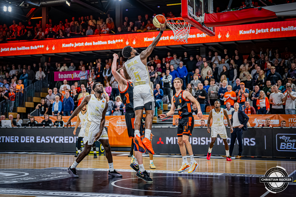 1. Basketball Bundesliga, easyCredit BBL, Saison 2025/2026, Herren, Pokal. Achtelfinale, 19.10.2025, RASTA Vechta - NINERS Chemnitz
Corey Davis (#5 - NINERS Chemnitz) beim Korbleger
Schlüsselwörter: 1. Bundesliga;19.10.2025;Achtelfinale;BBL;Basketball;Chemnitz;NINERS;Pokal;RASTA;RASTA Dome;Saison 2025/2026;Vechta;easycredit