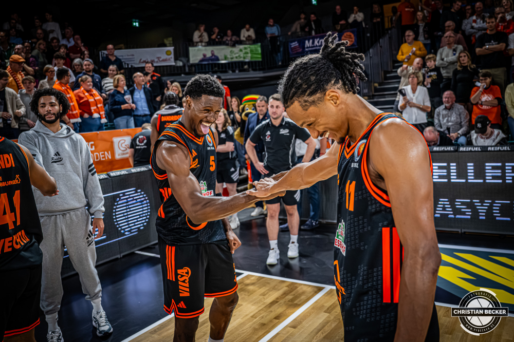 1. Basketball Bundesliga, easyCredit BBL, Saison 2025/2026, Herren, Pokal. Achtelfinale, 19.10.2025, RASTA Vechta - NINERS Chemnitz
TJ Bamba (#5 - RASTA Vechta) zeigt Emotionen nach der Partie
Schlüsselwörter: 1. Bundesliga;19.10.2025;Achtelfinale;BBL;Basketball;Chemnitz;NINERS;Pokal;RASTA;RASTA Dome;Saison 2025/2026;Vechta;easycredit