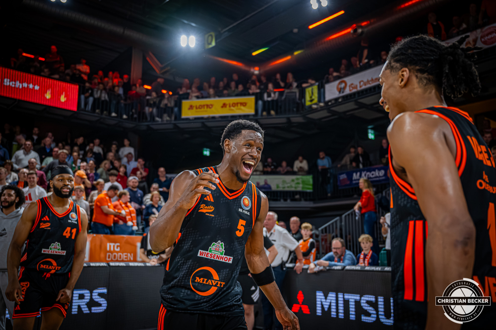 1. Basketball Bundesliga, easyCredit BBL, Saison 2025/2026, Herren, Pokal. Achtelfinale, 19.10.2025, RASTA Vechta - NINERS Chemnitz
TJ Bamba (#5 - RASTA Vechta) zeigt Emotionen nach der Partie
Schlüsselwörter: 1. Bundesliga;19.10.2025;Achtelfinale;BBL;Basketball;Chemnitz;NINERS;Pokal;RASTA;RASTA Dome;Saison 2025/2026;Vechta;easycredit