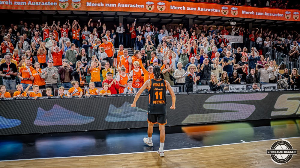 1. Basketball Bundesliga, easyCredit BBL, Saison 2025/2026, Herren, Pokal. Achtelfinale, 19.10.2025, RASTA Vechta - NINERS Chemnitz
Alonzo Verge (#11 - RASTA Vechta) vor seinen Fans nach der Partie
Schlüsselwörter: 1. Bundesliga;19.10.2025;Achtelfinale;BBL;Basketball;Chemnitz;NINERS;Pokal;RASTA;RASTA Dome;Saison 2025/2026;Vechta;easycredit