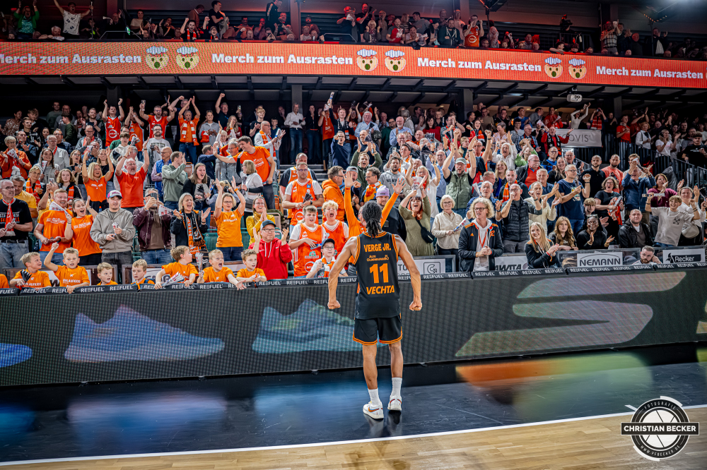 1. Basketball Bundesliga, easyCredit BBL, Saison 2025/2026, Herren, Pokal. Achtelfinale, 19.10.2025, RASTA Vechta - NINERS Chemnitz
Alonzo Verge (#11 - RASTA Vechta) vor seinen Fans nach der Partie
Schlüsselwörter: 1. Bundesliga;19.10.2025;Achtelfinale;BBL;Basketball;Chemnitz;NINERS;Pokal;RASTA;RASTA Dome;Saison 2025/2026;Vechta;easycredit