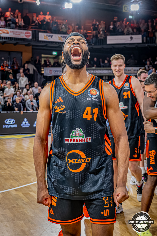 1. Basketball Bundesliga, easyCredit BBL, Saison 2025/2026, Herren, Pokal. Achtelfinale, 19.10.2025, RASTA Vechta - NINERS Chemnitz
Lloyd Pandi (#41 - RASTA Vechta) zeigt Emotionen nach der Partie
Schlüsselwörter: 1. Bundesliga;19.10.2025;Achtelfinale;BBL;Basketball;Chemnitz;NINERS;Pokal;RASTA;RASTA Dome;Saison 2025/2026;Vechta;easycredit
