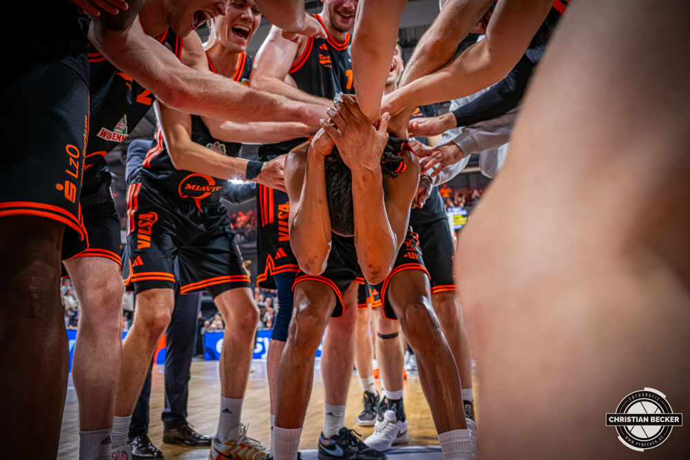 1. Basketball Bundesliga, easyCredit BBL, Saison 2025/2026, Herren, Pokal. Achtelfinale, 19.10.2025, RASTA Vechta - NINERS Chemnitz
Das Team von RASTA Vechta und Alonzo Verge (#11 - RASTA Vechta) nach der Partie
Schlüsselwörter: 1. Bundesliga;19.10.2025;Achtelfinale;BBL;Basketball;Chemnitz;NINERS;Pokal;RASTA;RASTA Dome;Saison 2025/2026;Vechta;easycredit
