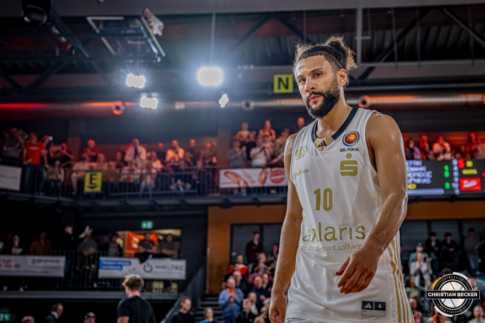 1. Basketball Bundesliga, easyCredit BBL, Saison 2025/2026, Herren, Pokal. Achtelfinale, 19.10.2025, RASTA Vechta - NINERS Chemnitz
Kaza Kajami-Keane (#10 - NINERS Chemnitz) nach der Partie
Schlüsselwörter: 1. Bundesliga;19.10.2025;Achtelfinale;BBL;Basketball;Chemnitz;NINERS;Pokal;RASTA;RASTA Dome;Saison 2025/2026;Vechta;easycredit