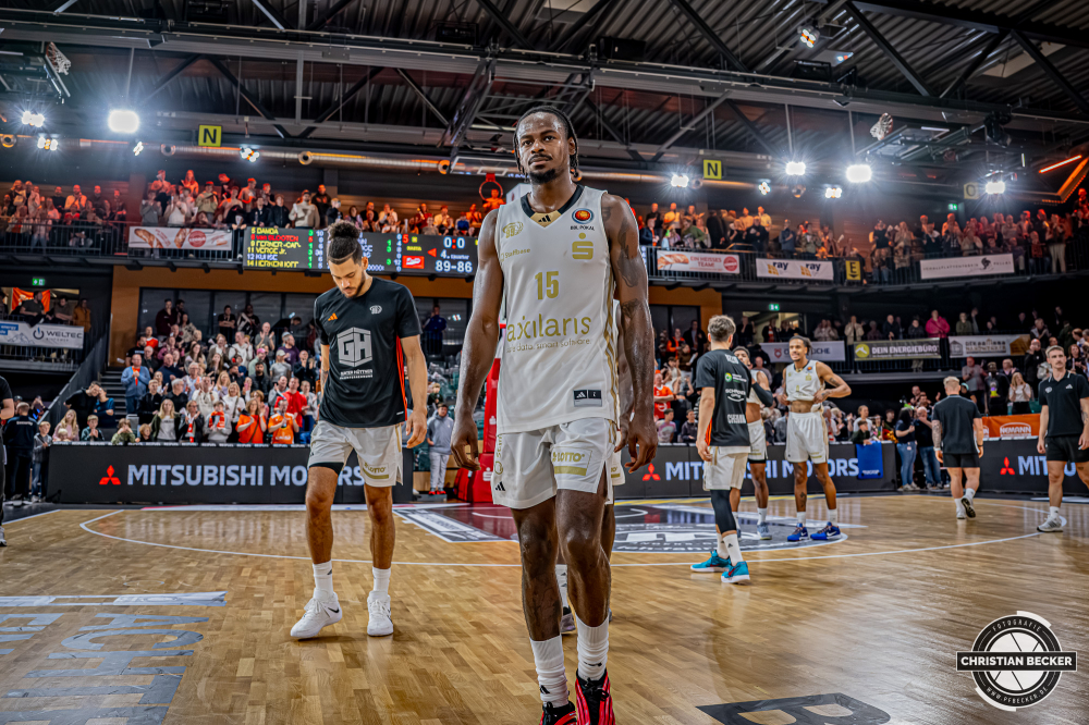 1. Basketball Bundesliga, easyCredit BBL, Saison 2025/2026, Herren, Pokal. Achtelfinale, 19.10.2025, RASTA Vechta - NINERS Chemnitz
Ty Brewer (#15 - NINERS Chemnitz) nach der Partie
Schlüsselwörter: 1. Bundesliga;19.10.2025;Achtelfinale;BBL;Basketball;Chemnitz;NINERS;Pokal;RASTA;RASTA Dome;Saison 2025/2026;Vechta;easycredit