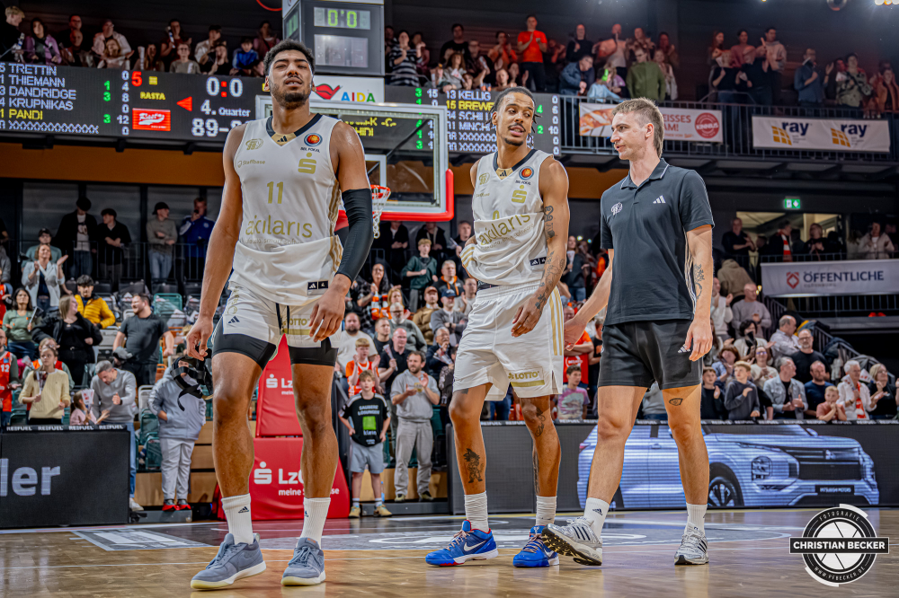 1. Basketball Bundesliga, easyCredit BBL, Saison 2025/2026, Herren, Pokal. Achtelfinale, 19.10.2025, RASTA Vechta - NINERS Chemnitz
Kostja Mushidi (#11 - NINERS Chemnitz) und Kevin Yebo (#0 - NINERS Chemnitz) nach der Partie
Schlüsselwörter: 1. Bundesliga;19.10.2025;Achtelfinale;BBL;Basketball;Chemnitz;NINERS;Pokal;RASTA;RASTA Dome;Saison 2025/2026;Vechta;easycredit