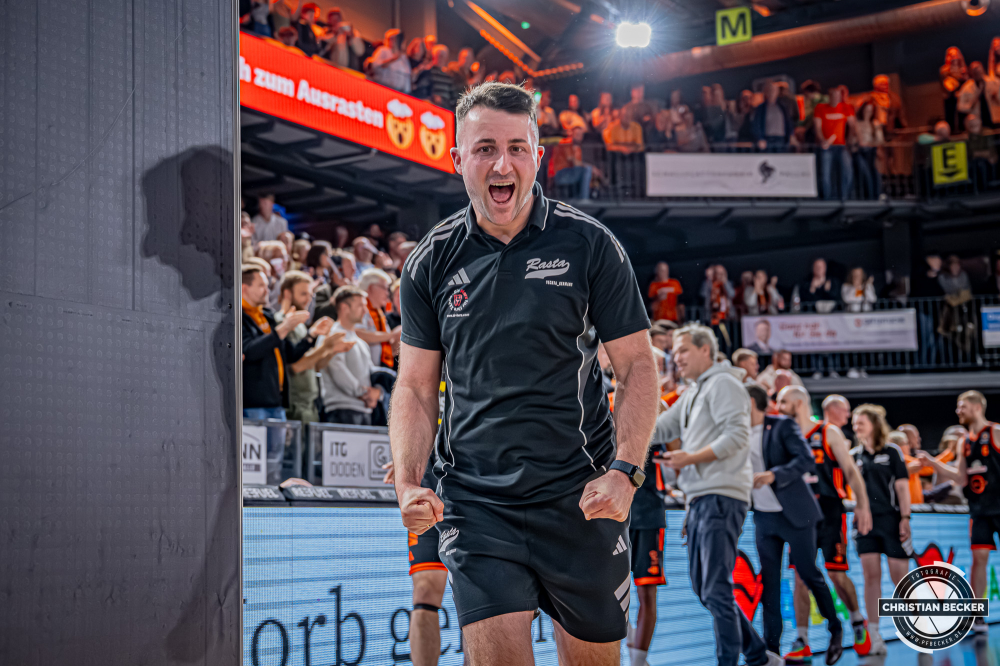 1. Basketball Bundesliga, easyCredit BBL, Saison 2025/2026, Herren, Pokal. Achtelfinale, 19.10.2025, RASTA Vechta - NINERS Chemnitz
Hendrik Rahe (Physiotherapeut - RASTA Vechta) nach der Partie
Schlüsselwörter: 1. Bundesliga;19.10.2025;Achtelfinale;BBL;Basketball;Chemnitz;NINERS;Pokal;RASTA;RASTA Dome;Saison 2025/2026;Vechta;easycredit