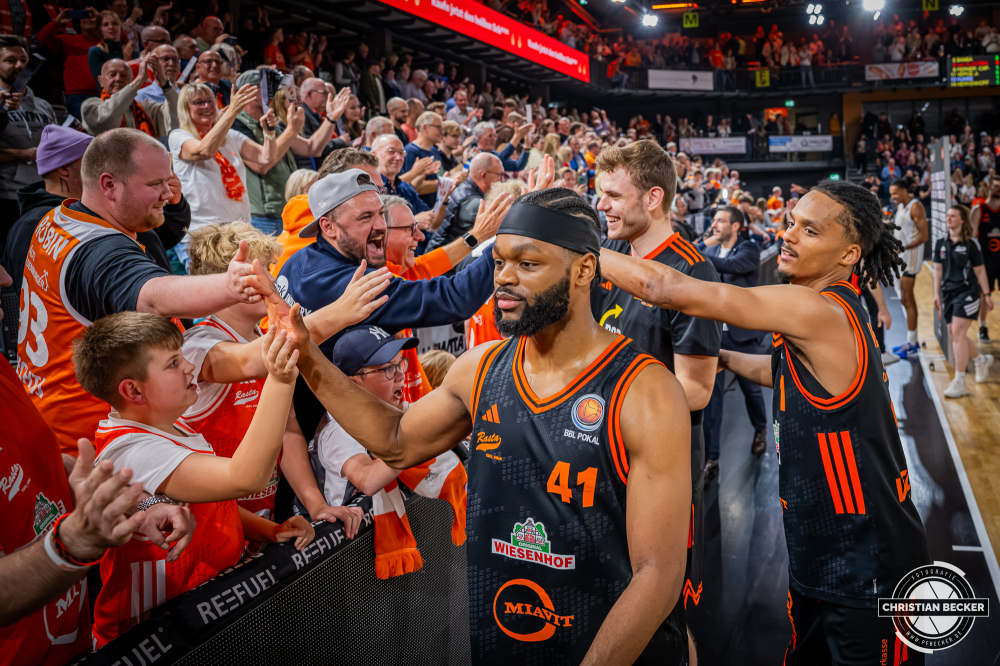 1. Basketball Bundesliga, easyCredit BBL, Saison 2025/2026, Herren, Pokal. Achtelfinale, 19.10.2025, RASTA Vechta - NINERS Chemnitz
Das Team von RASTA Vechta nach der Partie bei seinen Fans
Schlüsselwörter: 1. Bundesliga;19.10.2025;Achtelfinale;BBL;Basketball;Chemnitz;NINERS;Pokal;RASTA;RASTA Dome;Saison 2025/2026;Vechta;easycredit