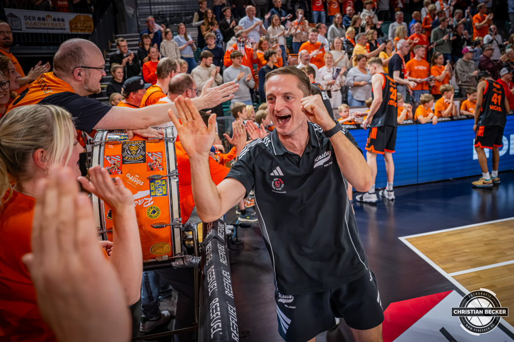 1. Basketball Bundesliga, easyCredit BBL, Saison 2025/2026, Herren, Pokal. Achtelfinale, 19.10.2025, RASTA Vechta - NINERS Chemnitz
Domenik Theodorou (Athletic Coach - RASTA Vechta) nach der Partie
Schlüsselwörter: 1. Bundesliga;19.10.2025;Achtelfinale;BBL;Basketball;Chemnitz;NINERS;Pokal;RASTA;RASTA Dome;Saison 2025/2026;Vechta;easycredit