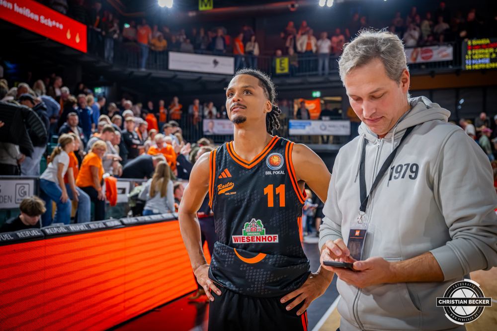 1. Basketball Bundesliga, easyCredit BBL, Saison 2025/2026, Herren, Pokal. Achtelfinale, 19.10.2025, RASTA Vechta - NINERS Chemnitz
Alonzo Verge (#11 - RASTA Vechta) mit J&ouml;rn Bente (PR-Manager - RASTA Vechta) nach der Partie
Schlüsselwörter: 1. Bundesliga;19.10.2025;Achtelfinale;BBL;Basketball;Chemnitz;NINERS;Pokal;RASTA;RASTA Dome;Saison 2025/2026;Vechta;easycredit