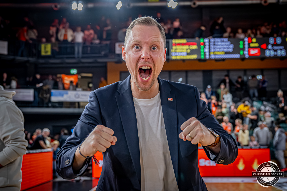 1. Basketball Bundesliga, easyCredit BBL, Saison 2025/2026, Herren, Pokal. Achtelfinale, 19.10.2025, RASTA Vechta - NINERS Chemnitz
Christian Held (Head-Coach - RASTA Vechta) zeigt Emotionen nach der Partie
Schlüsselwörter: 1. Bundesliga;19.10.2025;Achtelfinale;BBL;Basketball;Chemnitz;NINERS;Pokal;RASTA;RASTA Dome;Saison 2025/2026;Vechta;easycredit