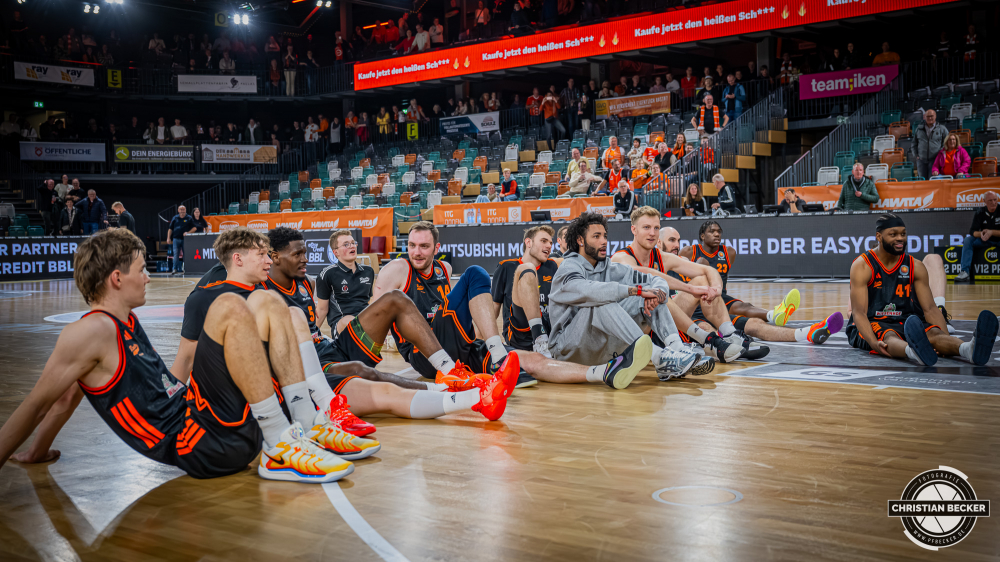 1. Basketball Bundesliga, easyCredit BBL, Saison 2025/2026, Herren, Pokal. Achtelfinale, 19.10.2025, RASTA Vechta - NINERS Chemnitz
Das Team von RASTA Vechta nach der Partie
Schlüsselwörter: 1. Bundesliga;19.10.2025;Achtelfinale;BBL;Basketball;Chemnitz;NINERS;Pokal;RASTA;RASTA Dome;Saison 2025/2026;Vechta;easycredit