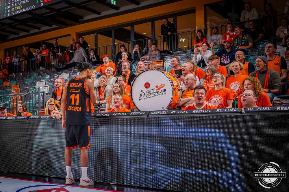 1. Basketball Bundesliga, easyCredit BBL, Saison 2025/2026, Herren, Pokal. Achtelfinale, 19.10.2025, RASTA Vechta - NINERS Chemnitz
Alonzo Verge (#11 - RASTA Vechta) bei der Humba
Schlüsselwörter: 1. Bundesliga;19.10.2025;Achtelfinale;BBL;Basketball;Chemnitz;NINERS;Pokal;RASTA;RASTA Dome;Saison 2025/2026;Vechta;easycredit