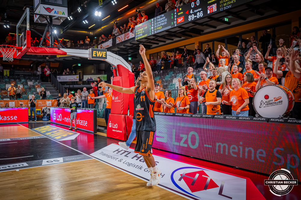 1. Basketball Bundesliga, easyCredit BBL, Saison 2025/2026, Herren, Pokal. Achtelfinale, 19.10.2025, RASTA Vechta - NINERS Chemnitz
Alonzo Verge (#11 - RASTA Vechta) bei der Humba
Schlüsselwörter: 1. Bundesliga;19.10.2025;Achtelfinale;BBL;Basketball;Chemnitz;NINERS;Pokal;RASTA;RASTA Dome;Saison 2025/2026;Vechta;easycredit
