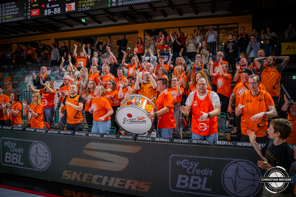 1. Basketball Bundesliga, easyCredit BBL, Saison 2025/2026, Herren, Pokal. Achtelfinale, 19.10.2025, RASTA Vechta - NINERS Chemnitz
Klettverschluss (Fanclub - RASTA Vechta) nach der Partie
Schlüsselwörter: 1. Bundesliga;19.10.2025;Achtelfinale;BBL;Basketball;Chemnitz;NINERS;Pokal;RASTA;RASTA Dome;Saison 2025/2026;Vechta;easycredit