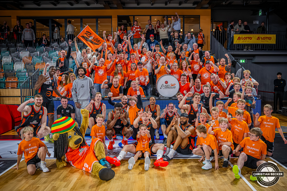 1. Basketball Bundesliga, easyCredit BBL, Saison 2025/2026, Herren, Pokal. Achtelfinale, 19.10.2025, RASTA Vechta - NINERS Chemnitz
Das Team von RASTA Vechta nach der Partie mit seinen Fans und dem Klettverschluss (Fanclub - RASTA Vechta)
Schlüsselwörter: 1. Bundesliga;19.10.2025;Achtelfinale;BBL;Basketball;Chemnitz;NINERS;Pokal;RASTA;RASTA Dome;Saison 2025/2026;Vechta;easycredit