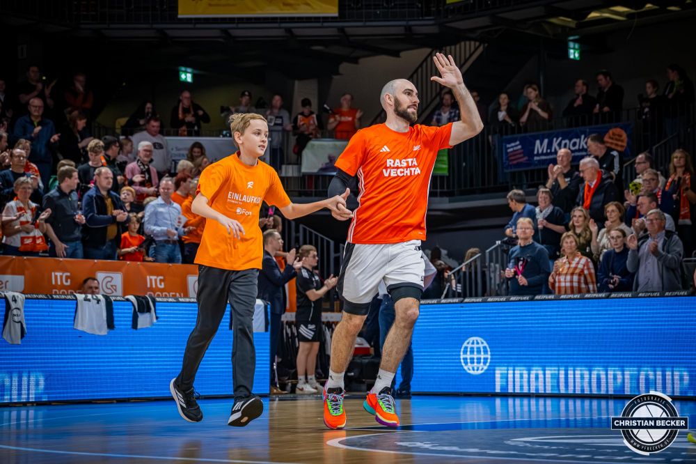 Basketball FIBA Europe Cup, Saison 2025/2026, Herren, Hauptrunde, Gruppenphase, 2. Spieltag, 22.10.2025, RASTA Vechta - Sporting CP Lissabon
Tommy Kuhse (#12 - RASTA Vechta) und ein Einlaufkind
Schlüsselwörter: 2. Spieltag;22.10.2025;Basketball;CP;Cup;Europe;FEC;FIBA;Gruppenphase;Hauptrunde;International;Liga;Lisabon;RASTA;RASTA Dome;SCP;Saison 2025/2026;Sporting;Vechta