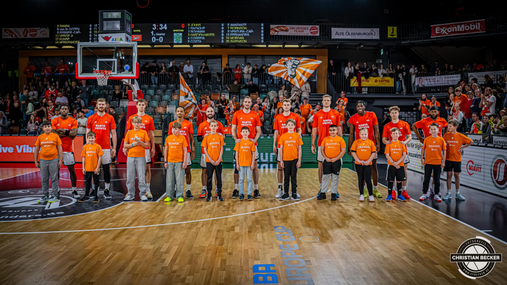 Basketball FIBA Europe Cup, Saison 2025/2026, Herren, Hauptrunde, Gruppenphase, 2. Spieltag, 22.10.2025, RASTA Vechta - Sporting CP Lissabon
Das Team von RASTA Vechta und die Einlaufkinder
Schlüsselwörter: 2. Spieltag;22.10.2025;Basketball;CP;Cup;Europe;FEC;FIBA;Gruppenphase;Hauptrunde;International;Liga;Lisabon;RASTA;RASTA Dome;SCP;Saison 2025/2026;Sporting;Vechta
