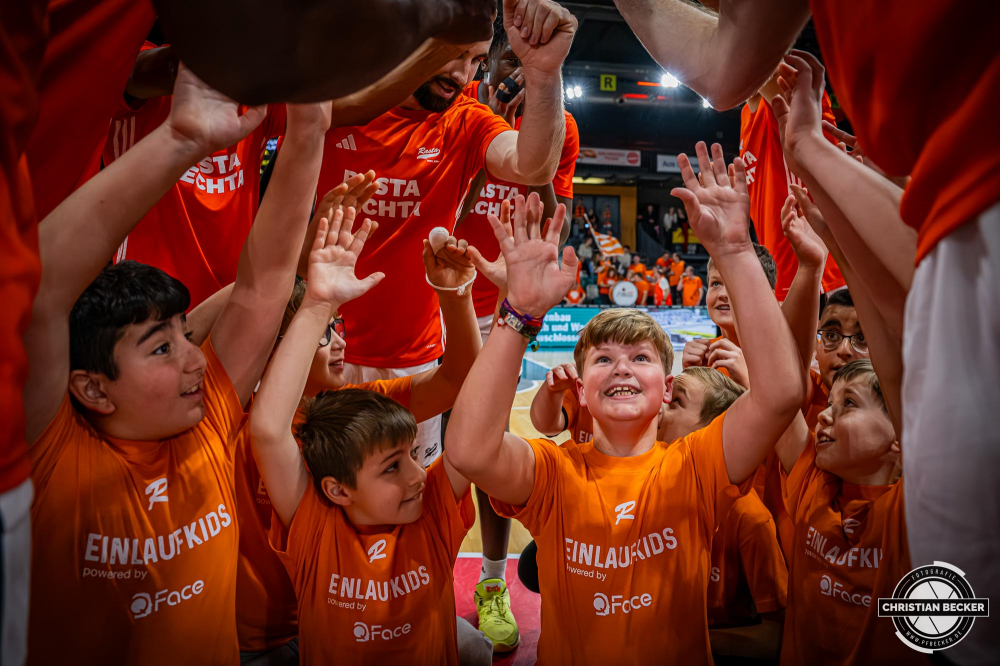 Basketball FIBA Europe Cup, Saison 2025/2026, Herren, Hauptrunde, Gruppenphase, 2. Spieltag, 22.10.2025, RASTA Vechta - Sporting CP Lissabon
Die Einlaufkinder vor der Partie
Schlüsselwörter: 2. Spieltag;22.10.2025;Basketball;CP;Cup;Europe;FEC;FIBA;Gruppenphase;Hauptrunde;International;Liga;Lisabon;RASTA;RASTA Dome;SCP;Saison 2025/2026;Sporting;Vechta